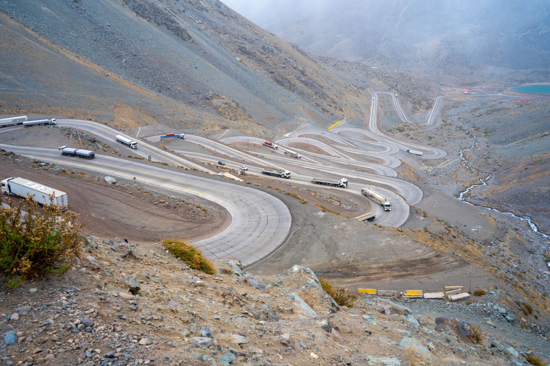 Camión de mercancías atravesando el paso pirenaico en la ruta España-Francia