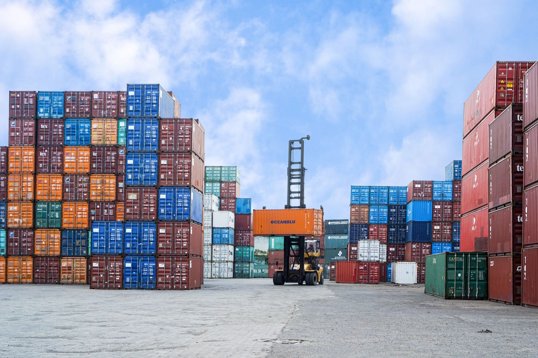 Plataforma logística francesa recibiendo mercancía de camiones de distribución