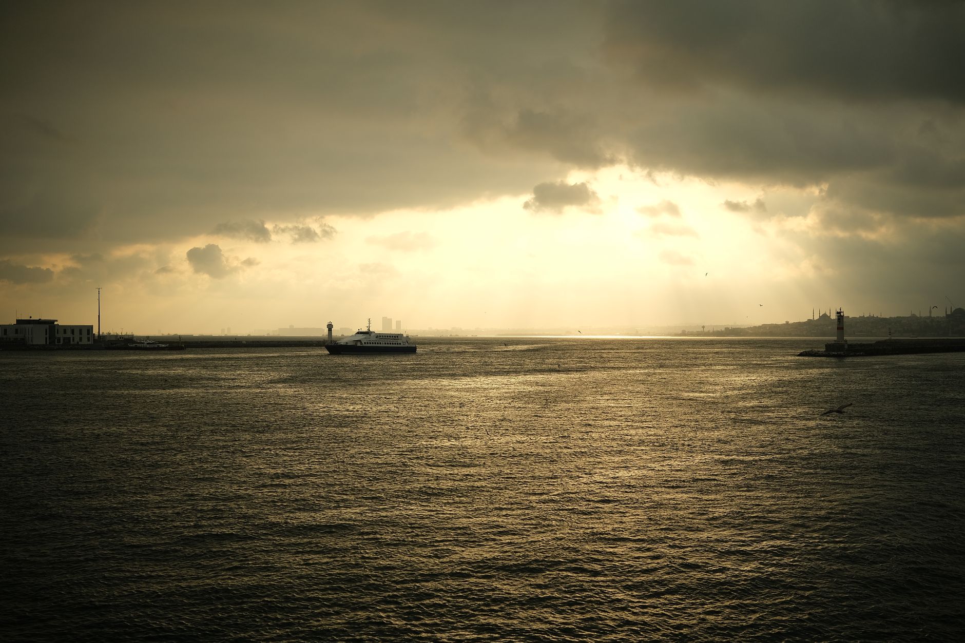 Puerto de Algeciras con barcos de carga en el Estrecho de Gibraltar