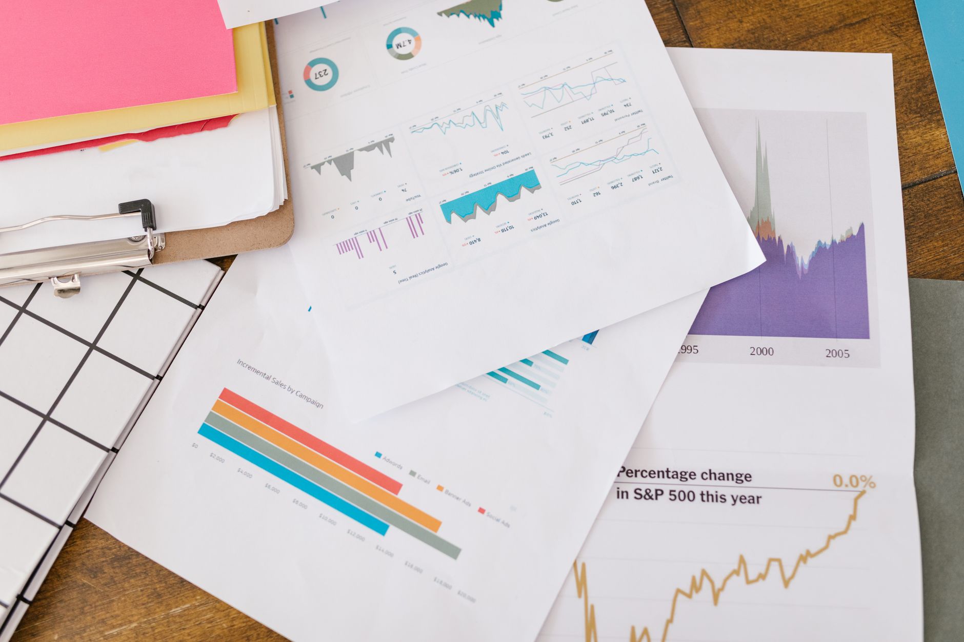 Análisis de datos de cadena de suministro con métricas empresariales