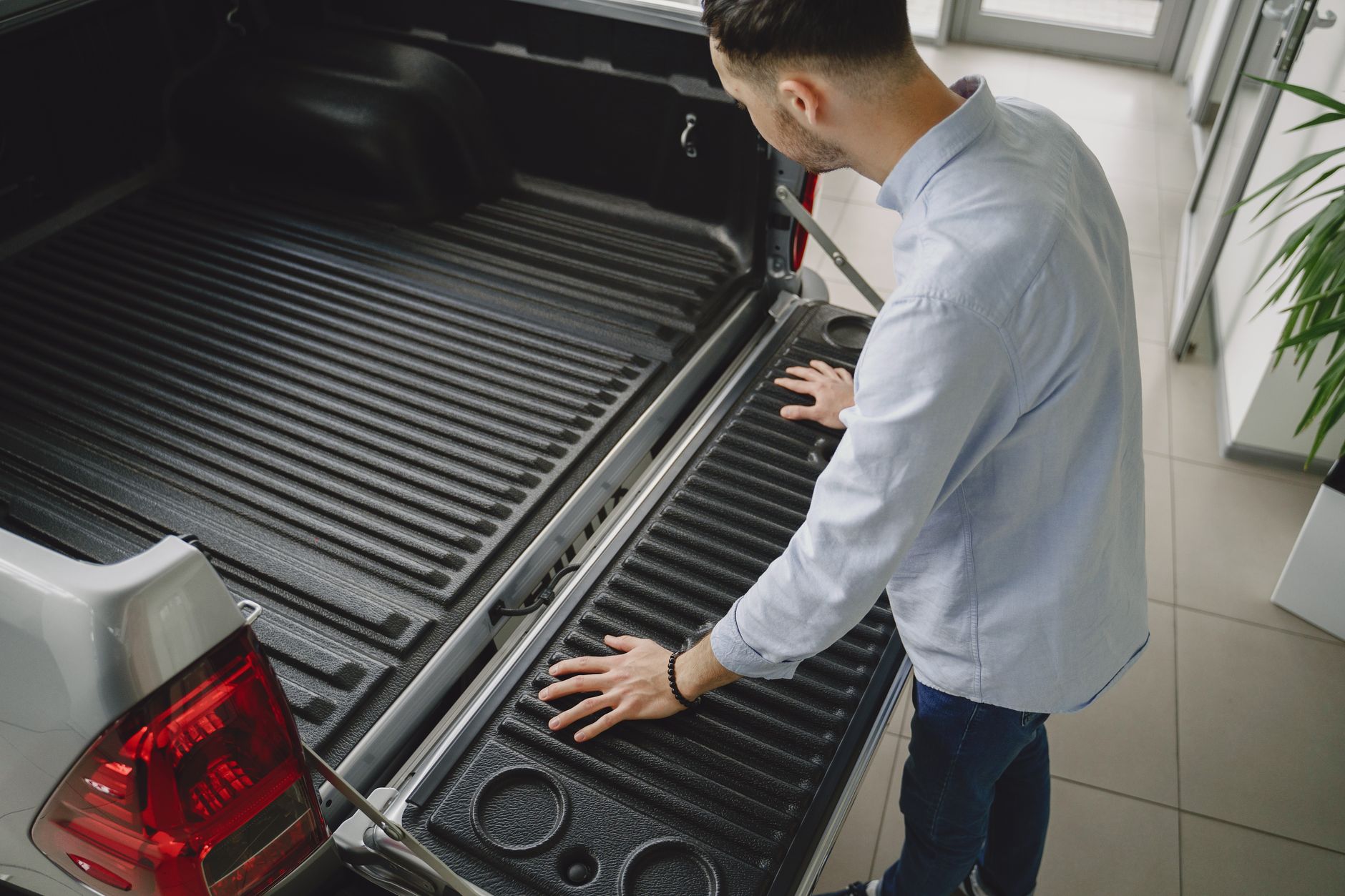 Interior de la caja de un tráiler mostrando el espacio disponible y la medición en metros lineales