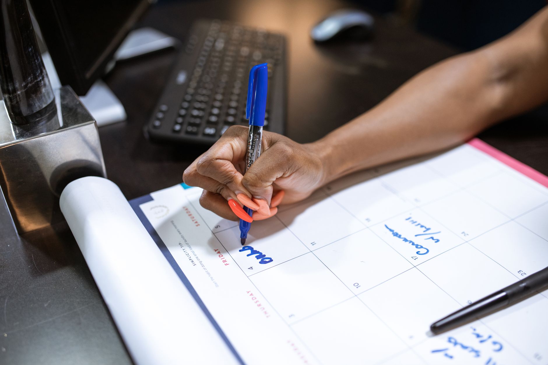 Planificación logística con calendario para campañas estacionales como el Black Friday