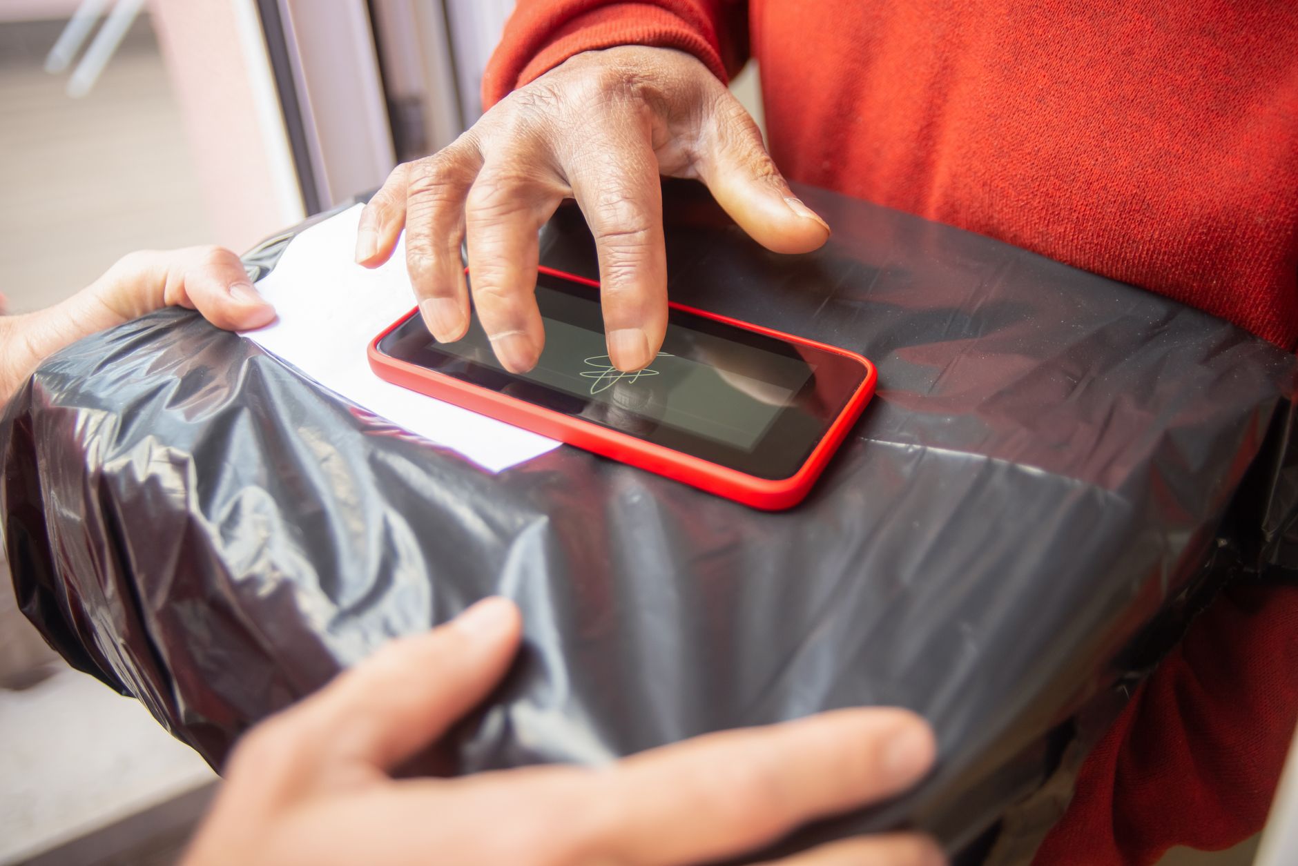 Firma electrónica en tablet para albarán digital en transporte de mercancías