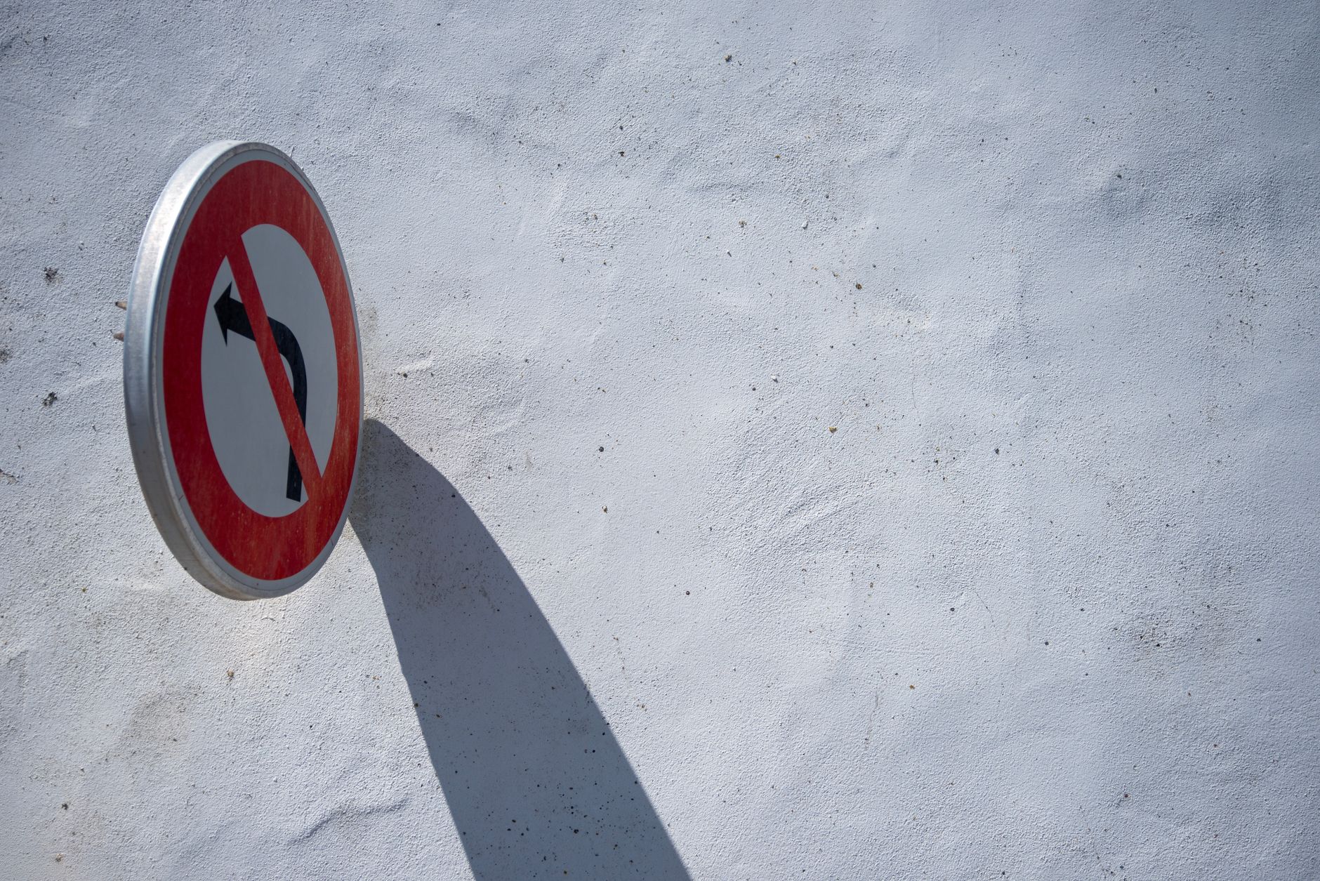Señal de restricción de circulación para vehículos pesados en carretera