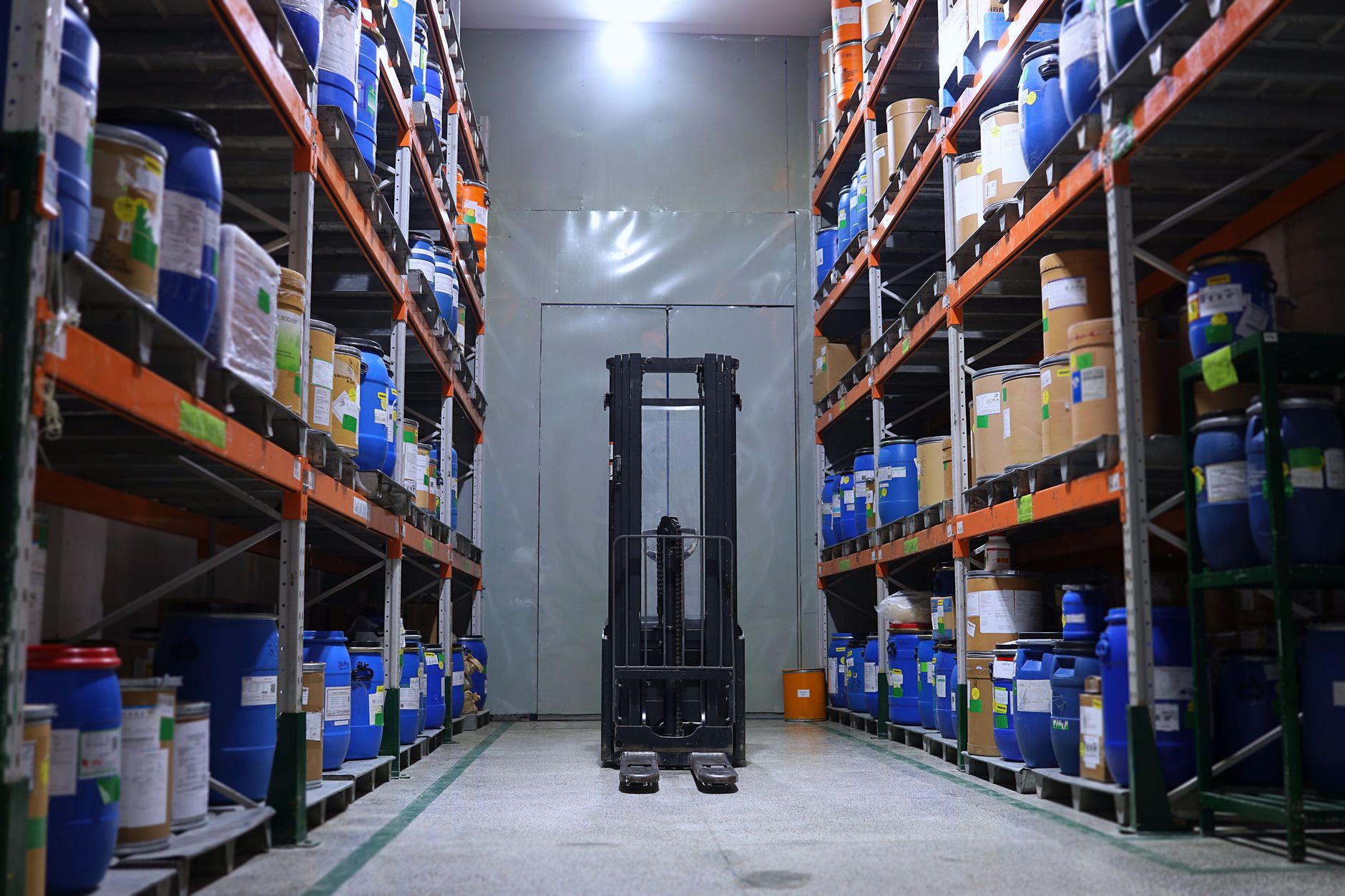Cajas de medicamentos almacenadas en almacén con control de temperatura GDP