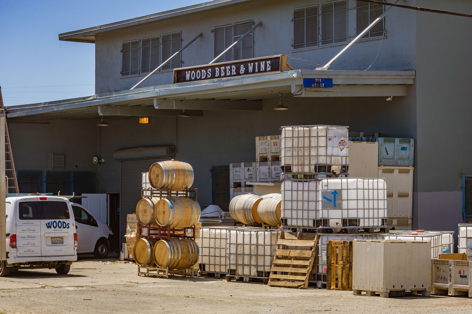 Depósito fiscal de vino con palets listos para expedición en suspensión de impuestos