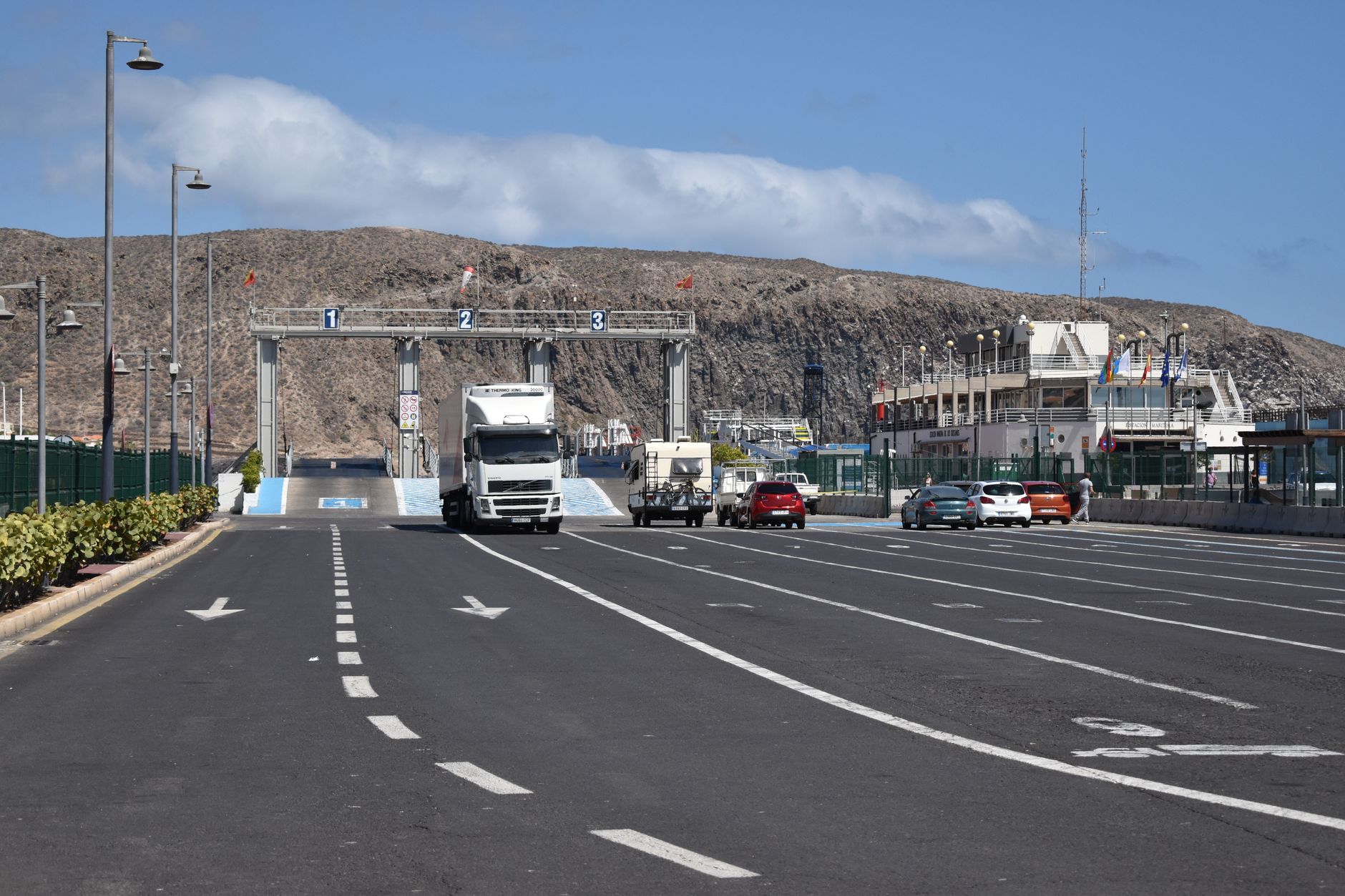 Ferri de carga cruzando el mar Báltico con camiones a bordo