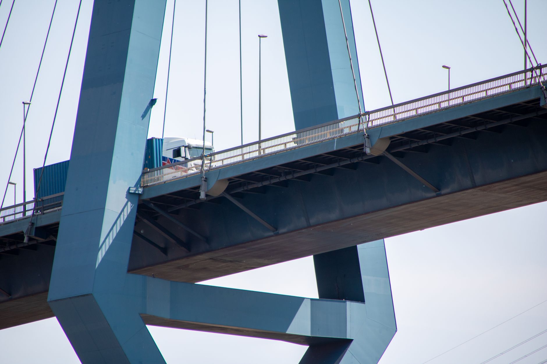 Camión cruzando el puente del Öresund entre Dinamarca y Suecia